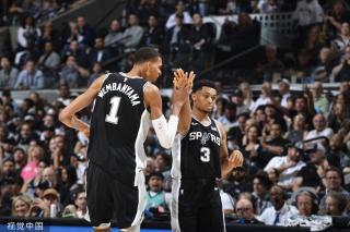 迷们翘首以 迷们翘首以